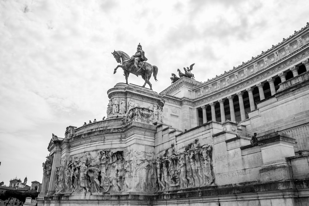 Una foto in bianco e nero di una statua di un uomo su un cavallo