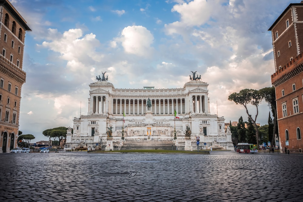 Un grande edificio bianco seduto sul lato di una strada