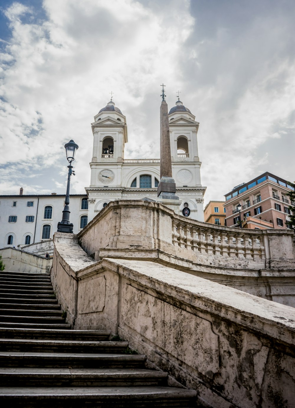 un edificio molto alto con due torri in cima