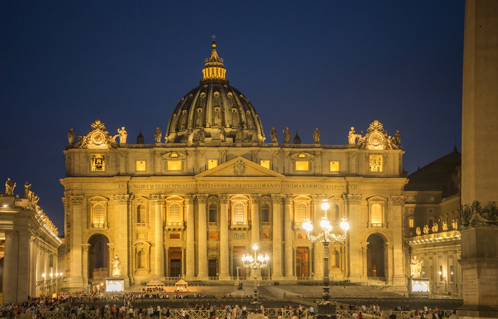 Un grande edificio con una cupola illuminata di notte