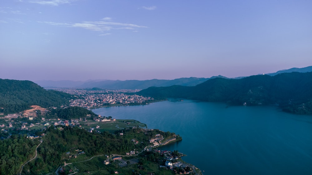 une vue aérienne d’un lac entouré de montagnes