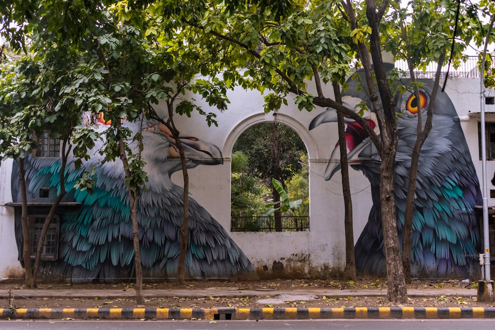 Un mural de un pájaro en el costado de un edificio