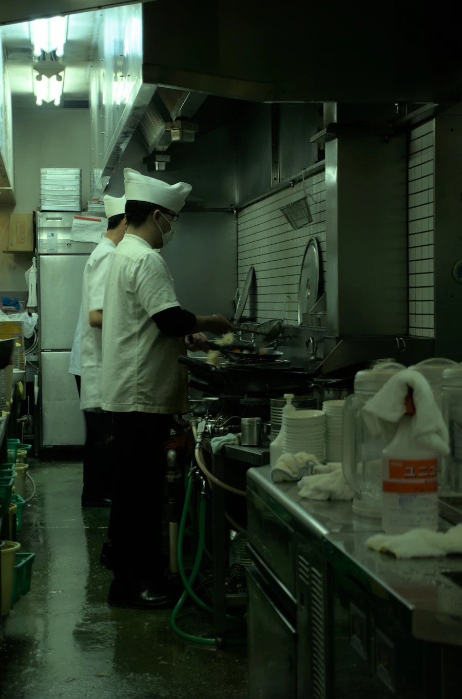 厨房に立つ店主(大木基次さんの写真に差し替え予定)