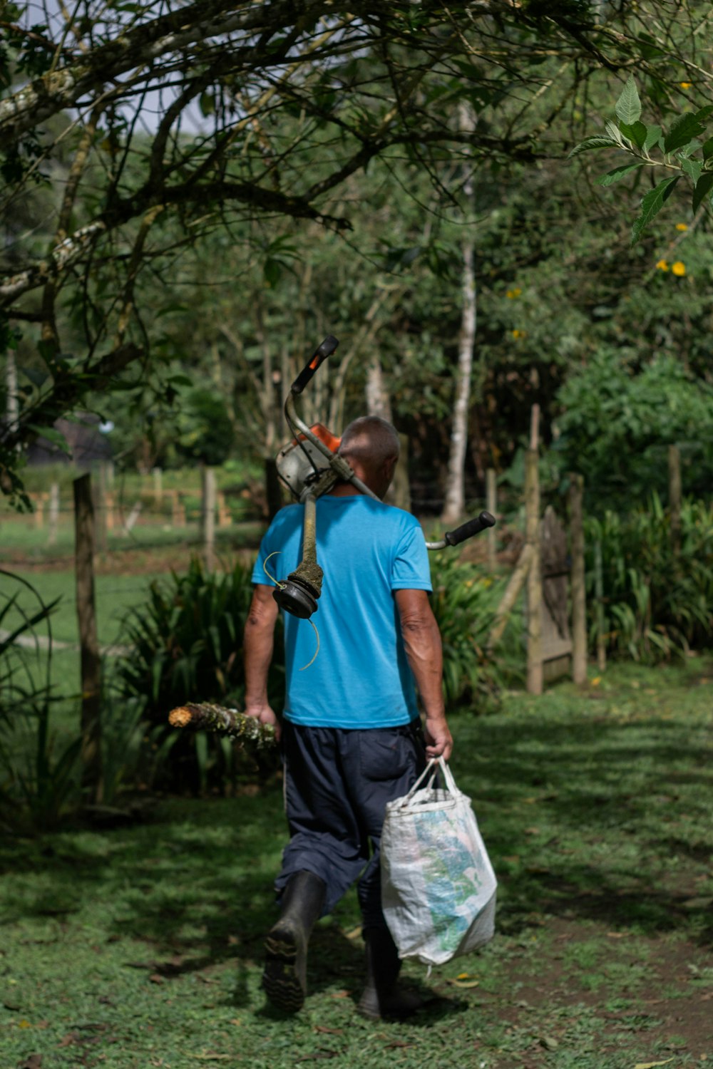 Un uomo con una borsa che cammina nell'erba