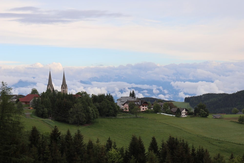 Un campo verde con una chiesa in lontananza