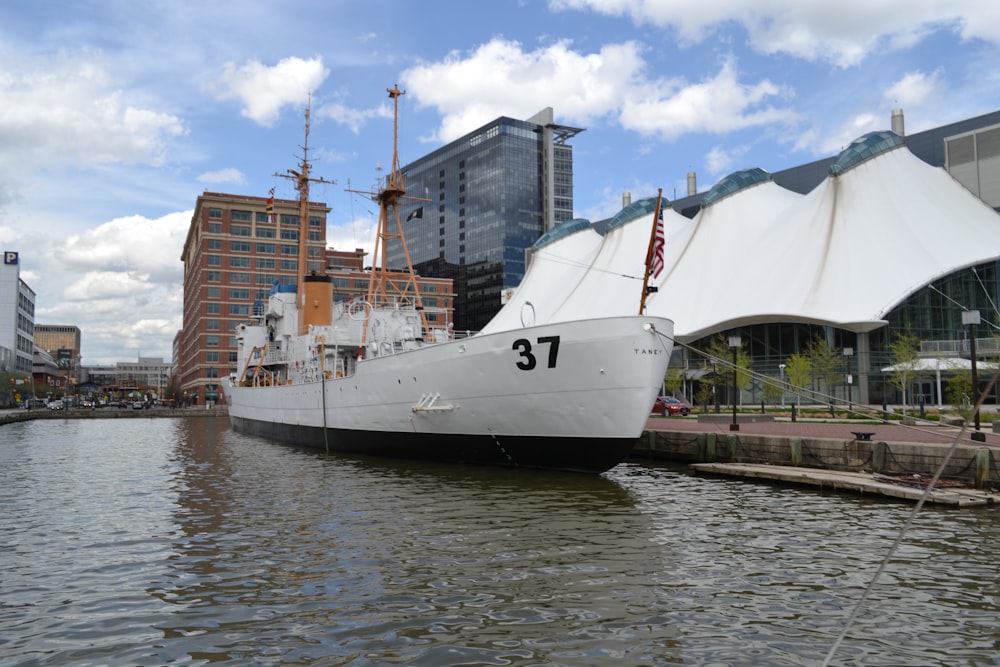 Un grand bateau blanc dans un plan d’eau