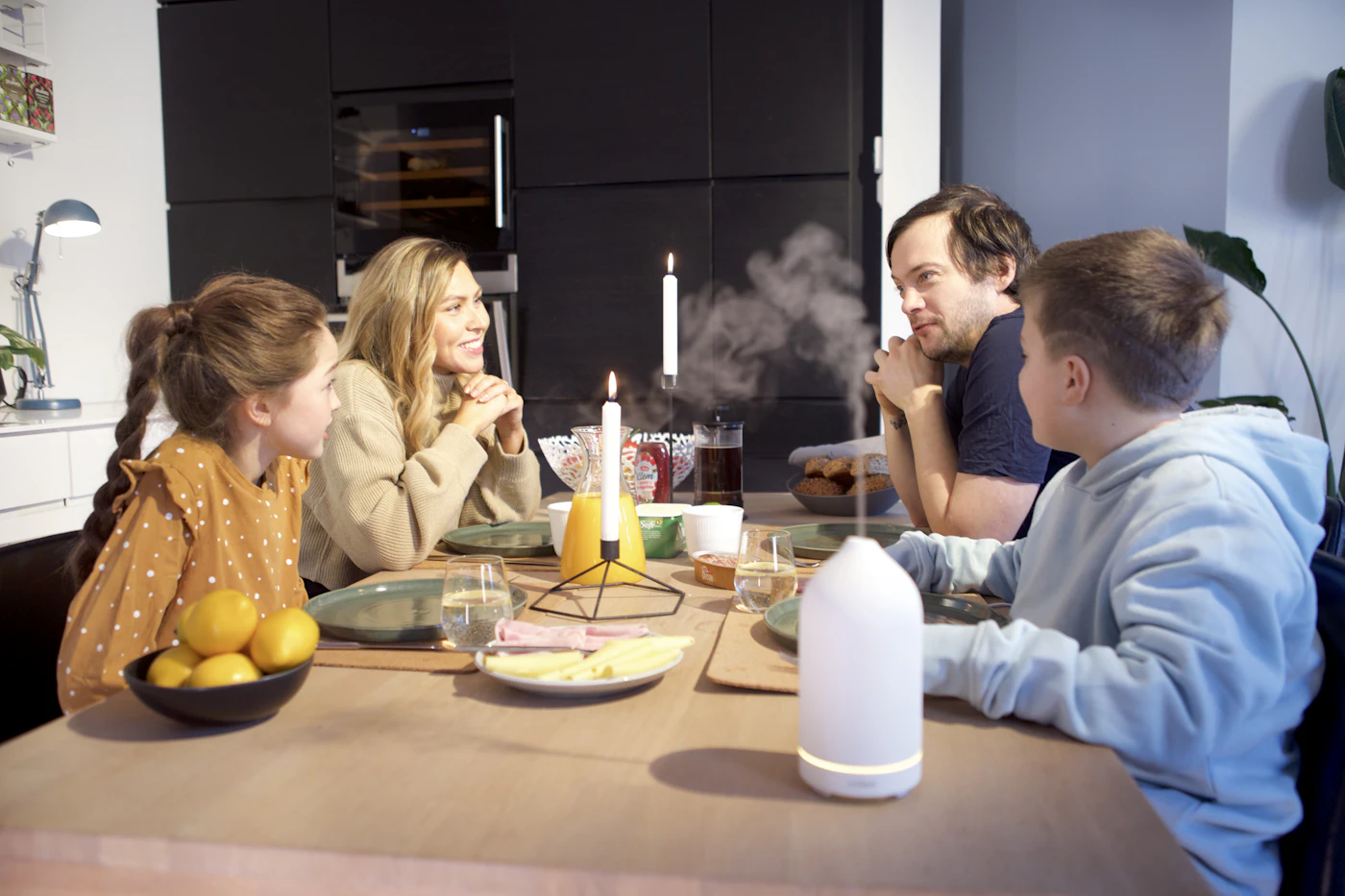 Familie unterhält sich an einem gemeinsamen Tisch