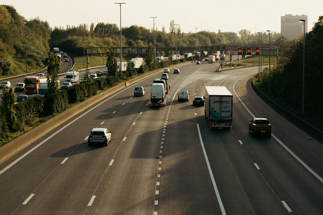 Drukke snelweg met vrachtwagens en personenauto's