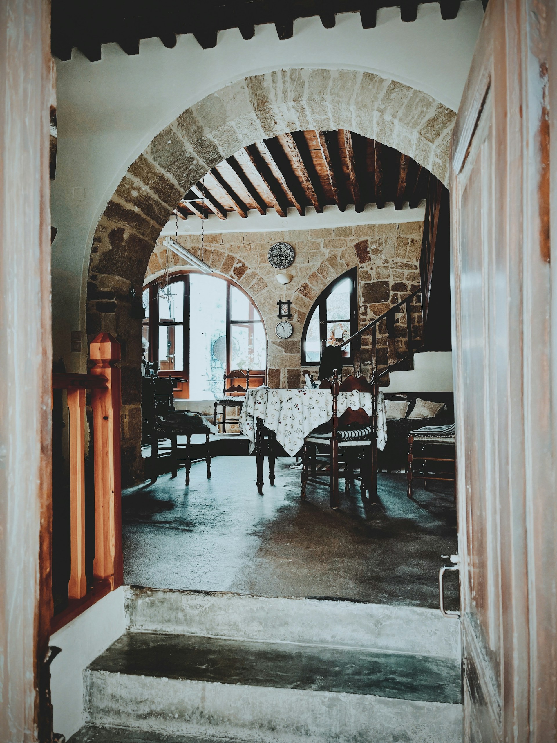 A cozy rustic dining table set with seasonal dishes made from fresh Sierra de Madrid ingredients, bathed in warm natural light.