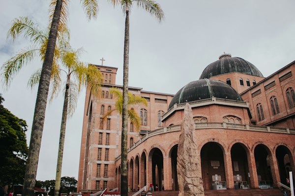 Domos da Basílica de Aparecida vistos da praça