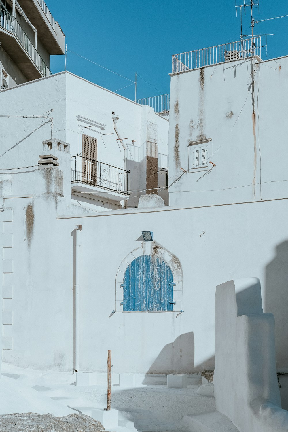 a white building with a blue window on the side