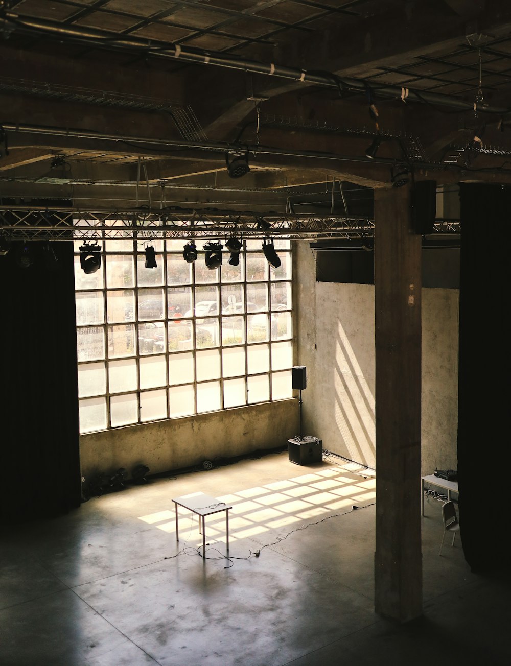 an empty room with a bench in the middle of it