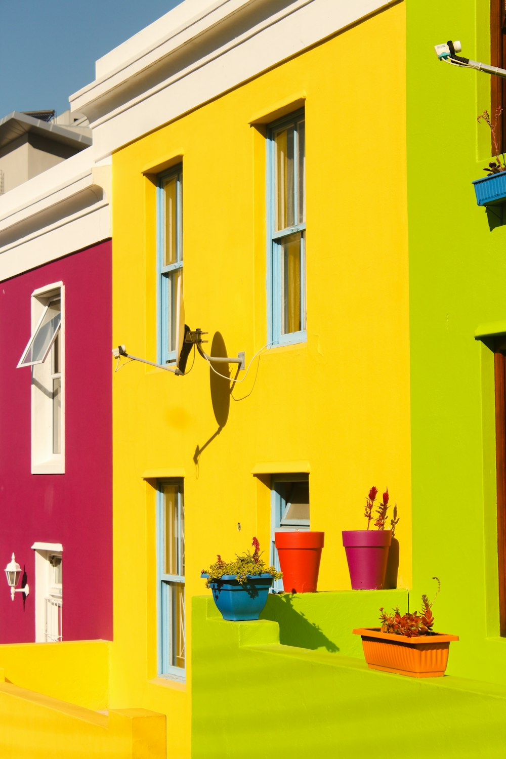 Una hilera de casas de colores brillantes en un día soleado