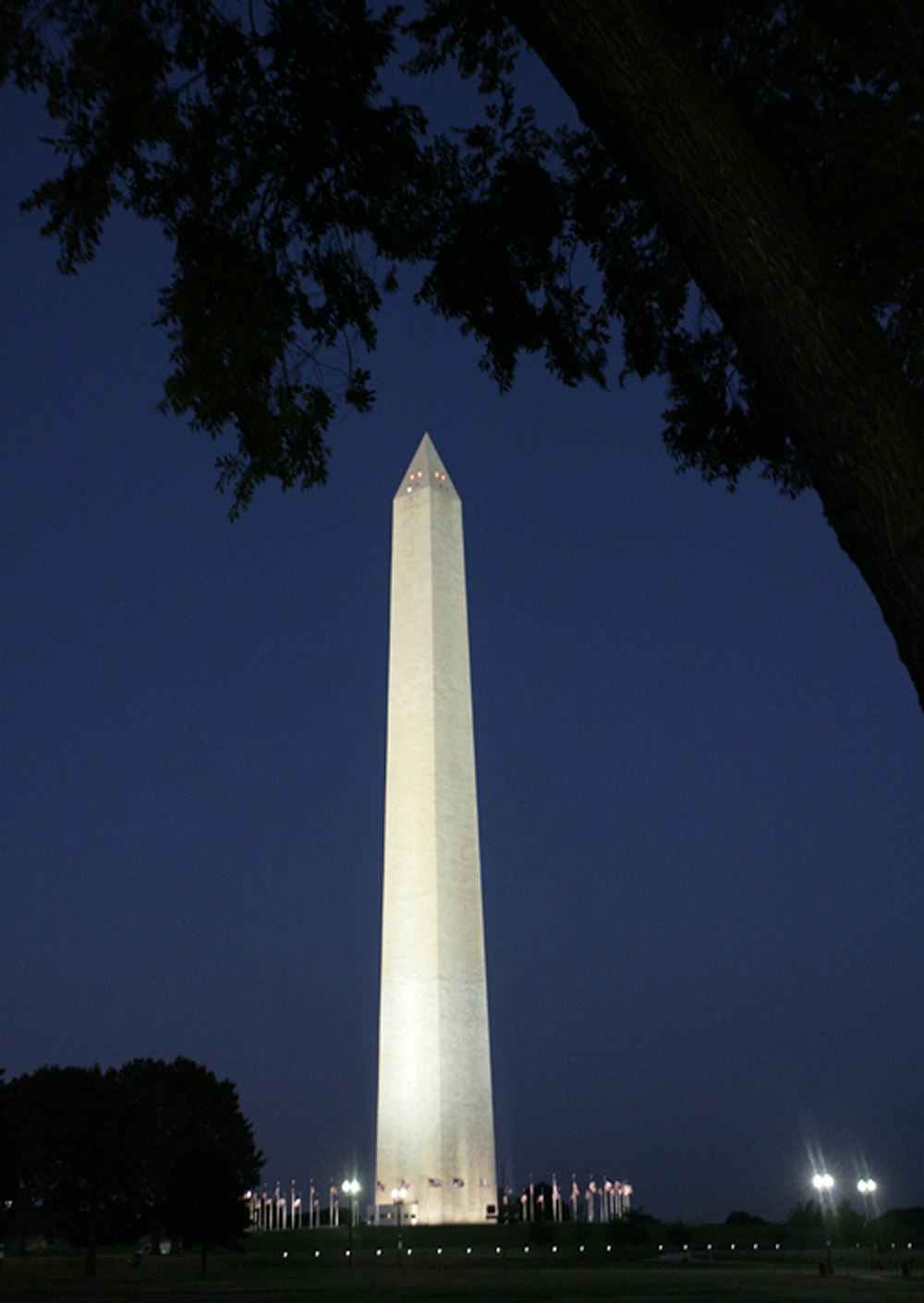 the washington monument is lit up at night