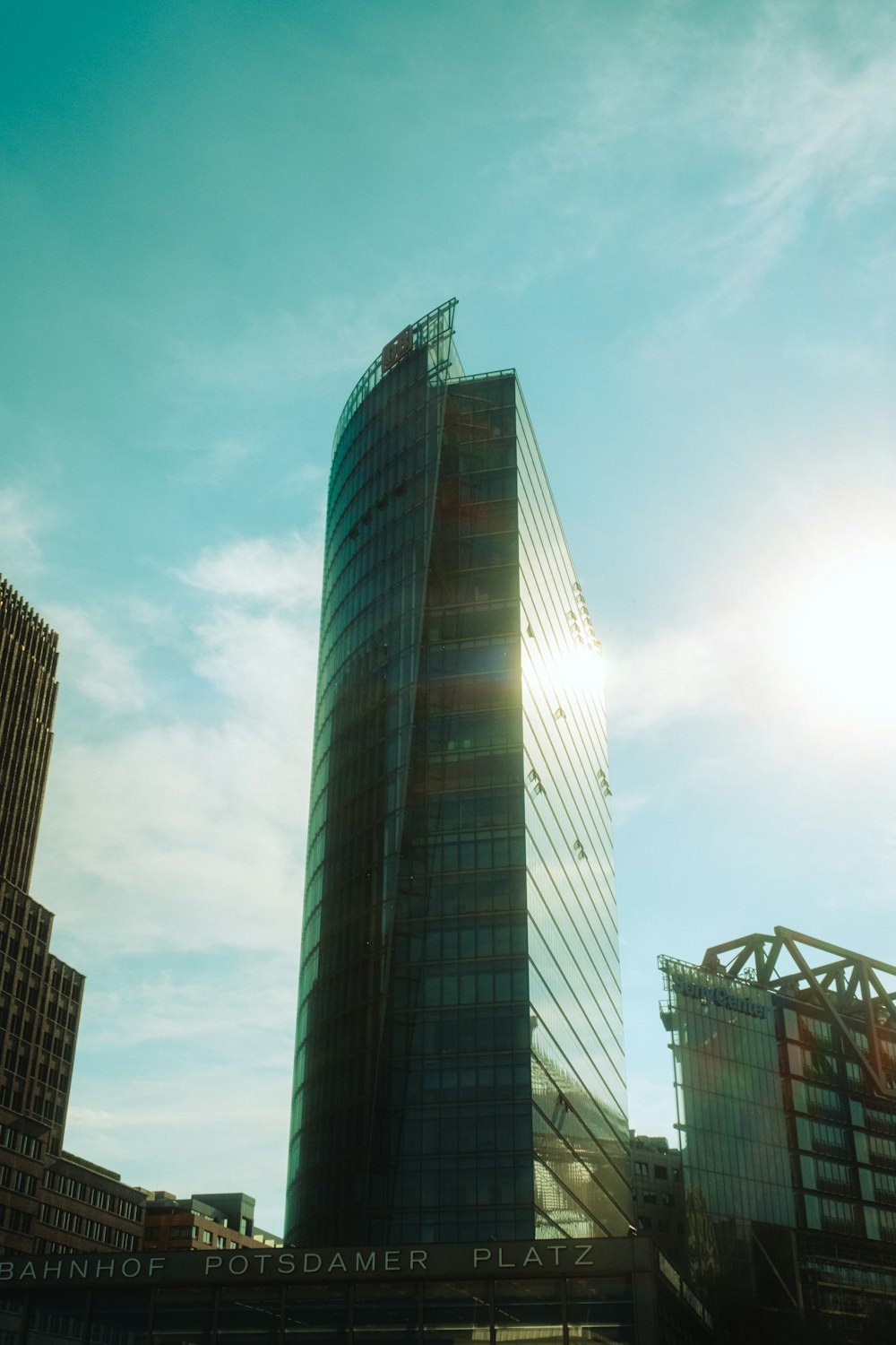 a very tall building sitting in the middle of a city