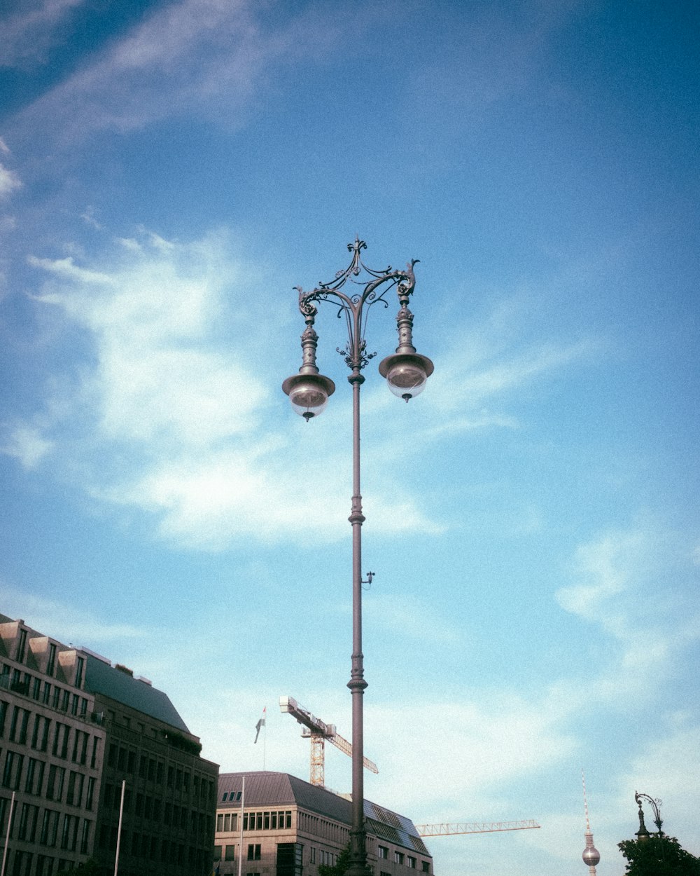 una farola en un poste frente a un edificio