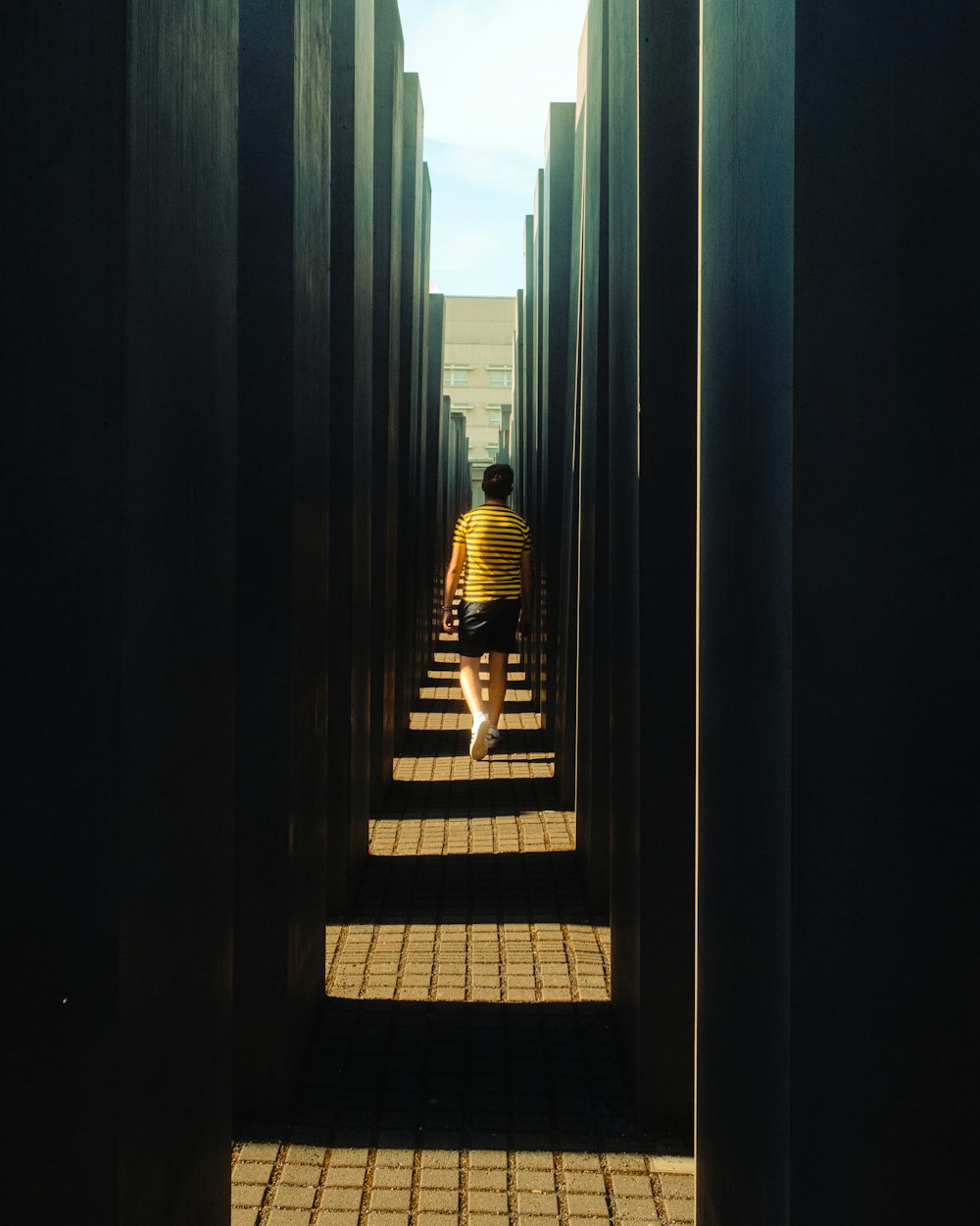 um homem andando através de um túnel de portas