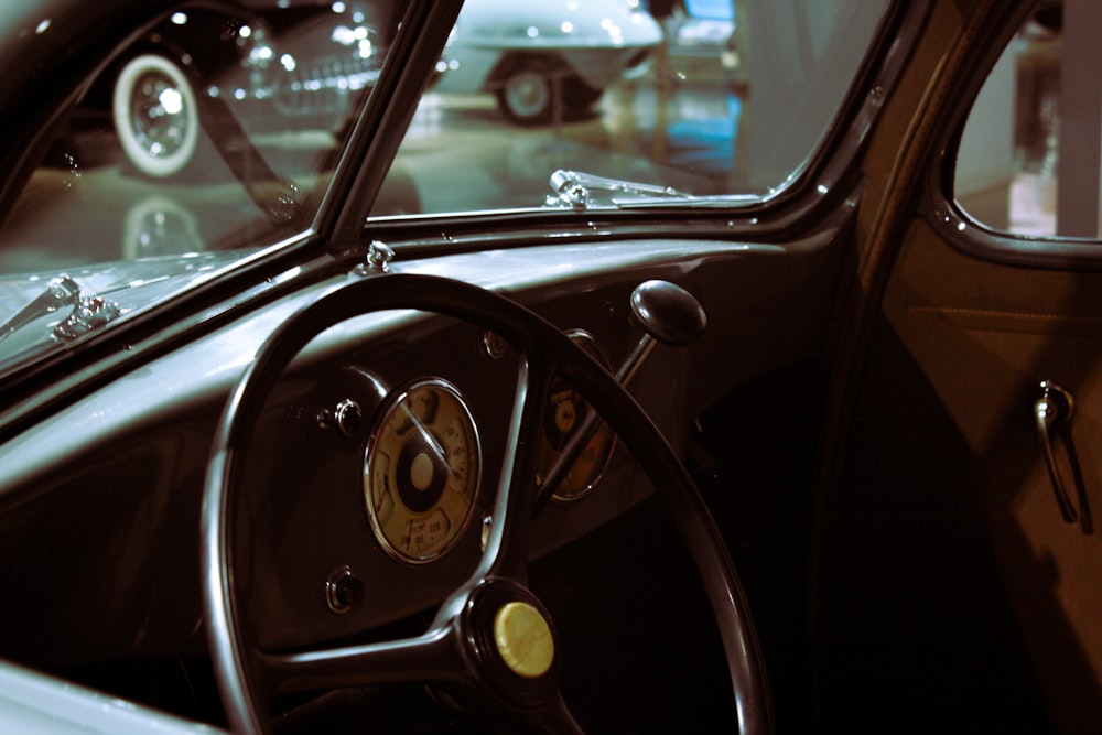 o interior de um carro com volante e painel de instrumentos