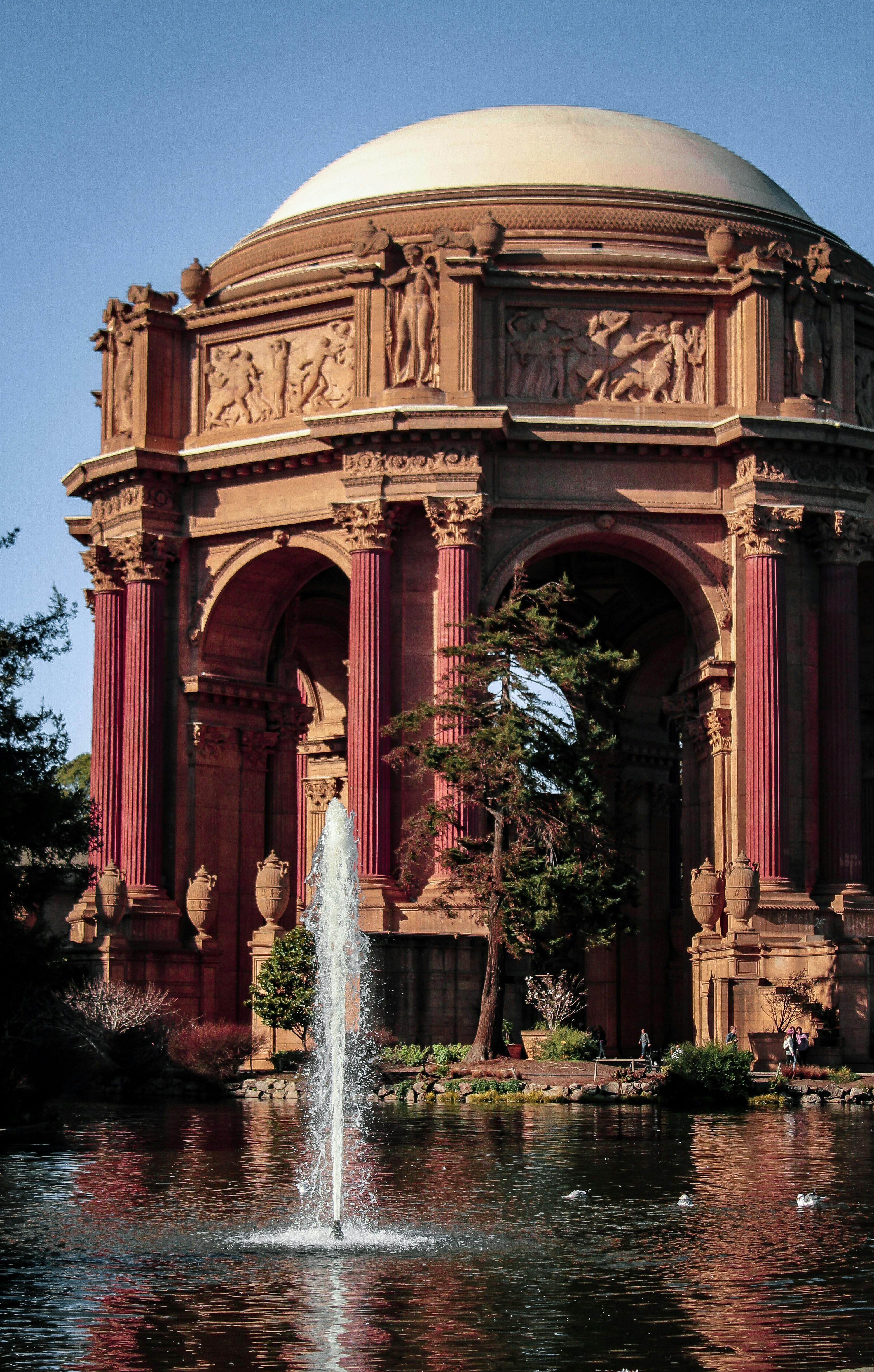 um grande edifício com uma fonte em frente a ele