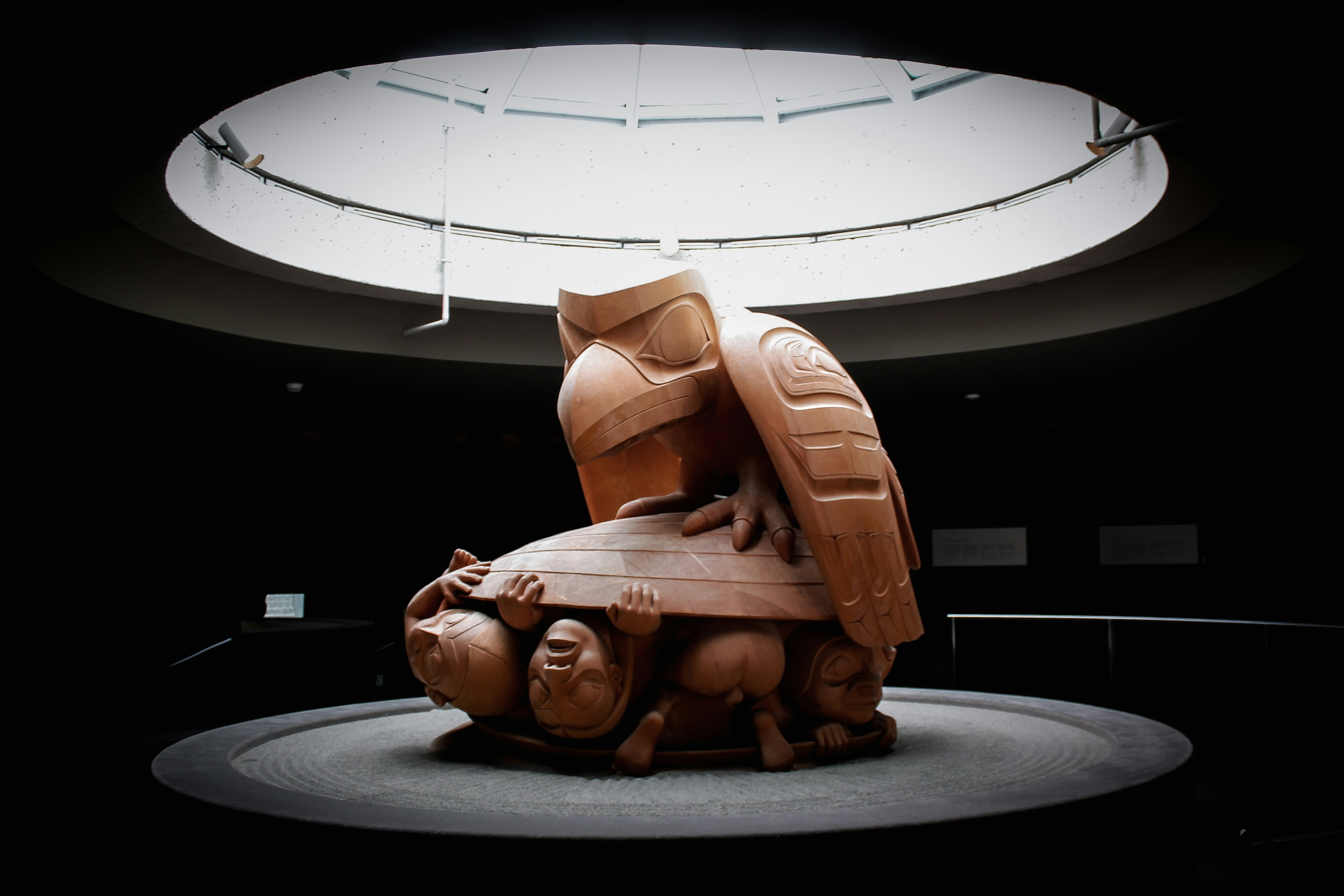 ベンチに座っている人の彫刻