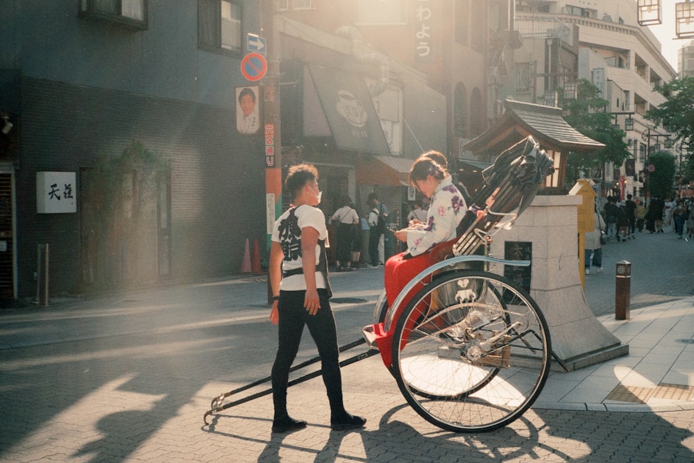 自転車の隣の通りを歩いている2人