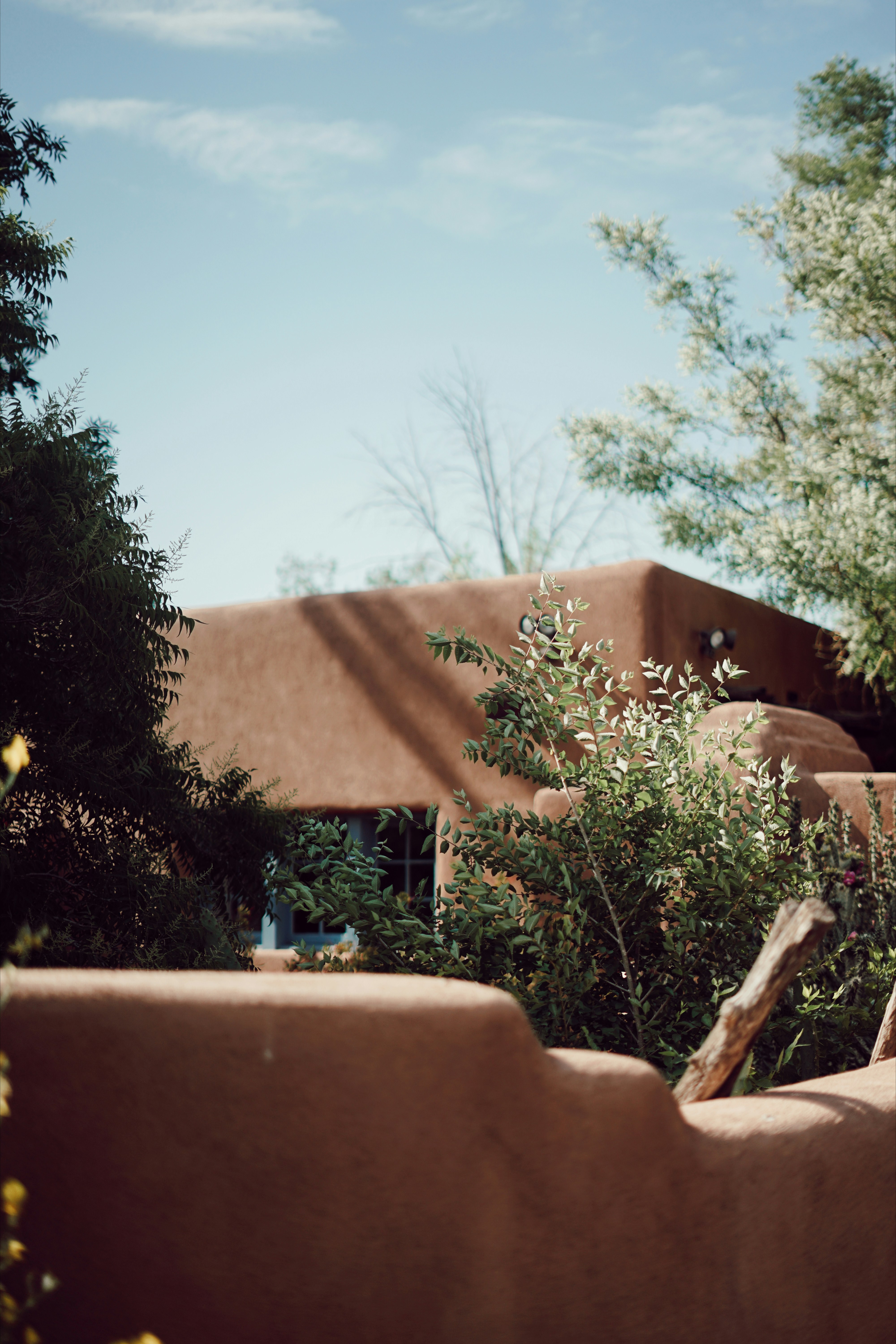 Ein Haus mit Strohdach und Bäumen davor