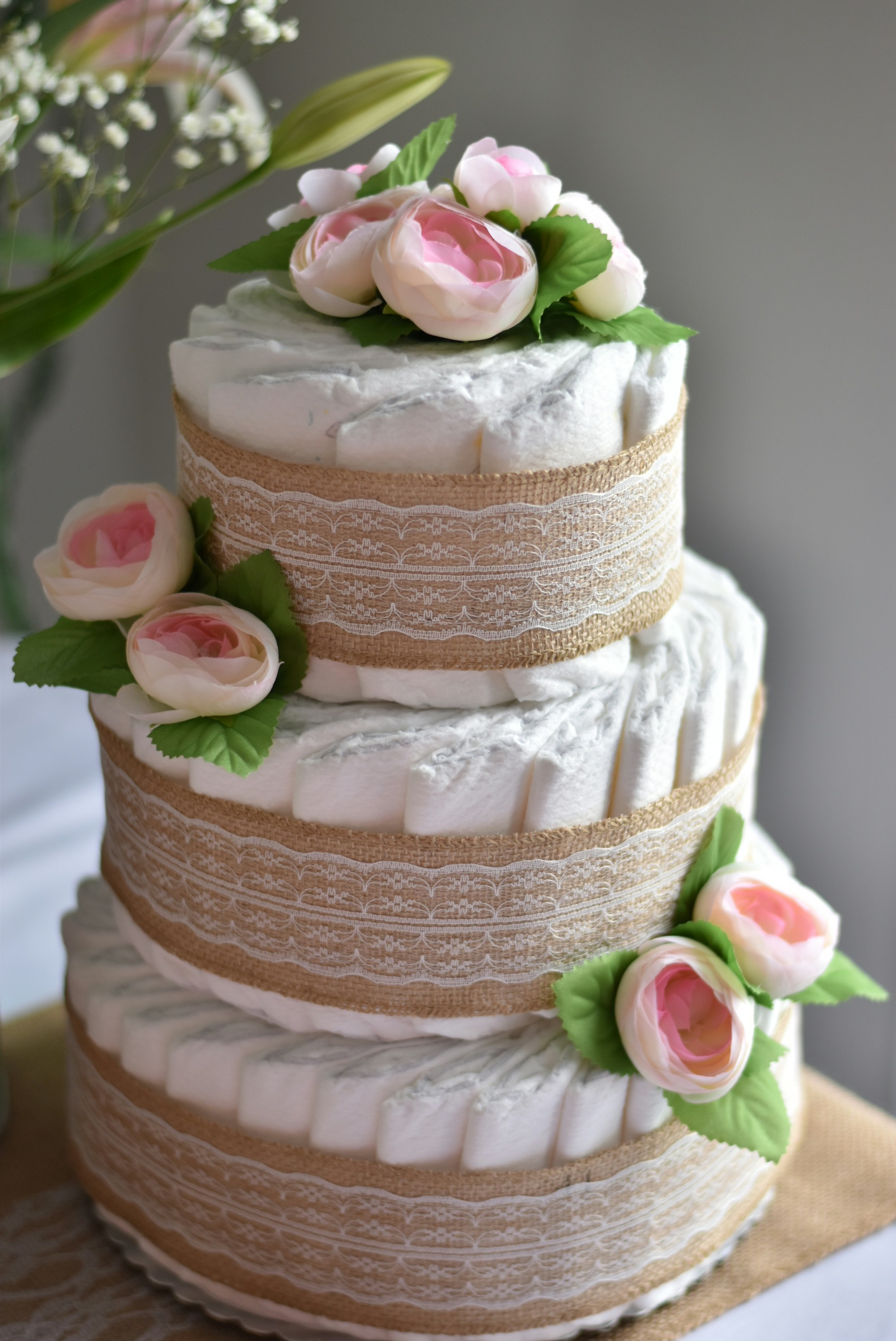 wedding cake layers, ilustrasi artikel Decadent Delights: Your Ultimate Guide to Wedding Cake Flavors 2