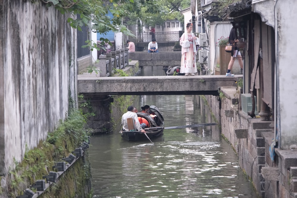 Un par de personas montando un bote río abajo