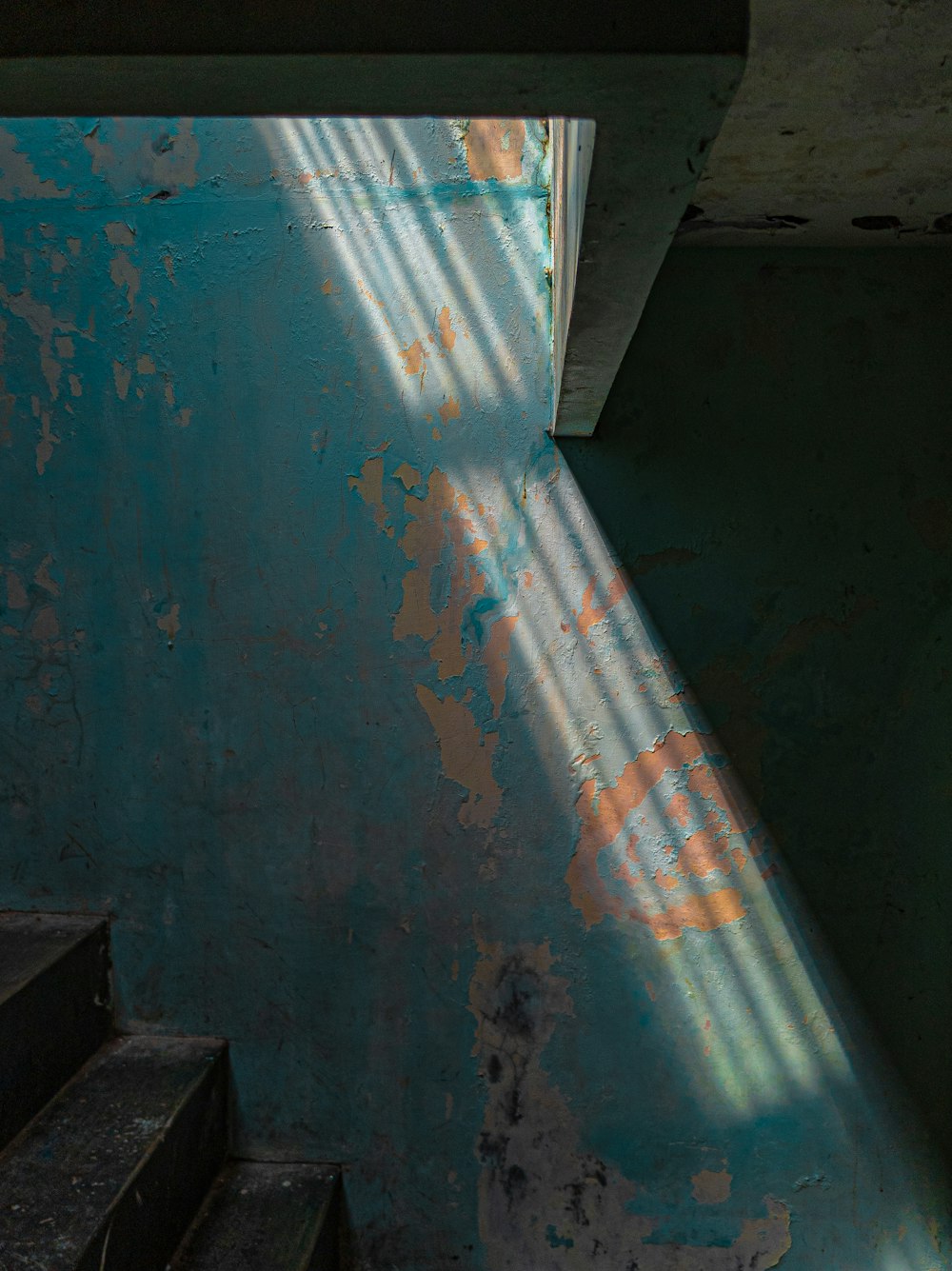 El sol brilla a través de la ventana de un edificio