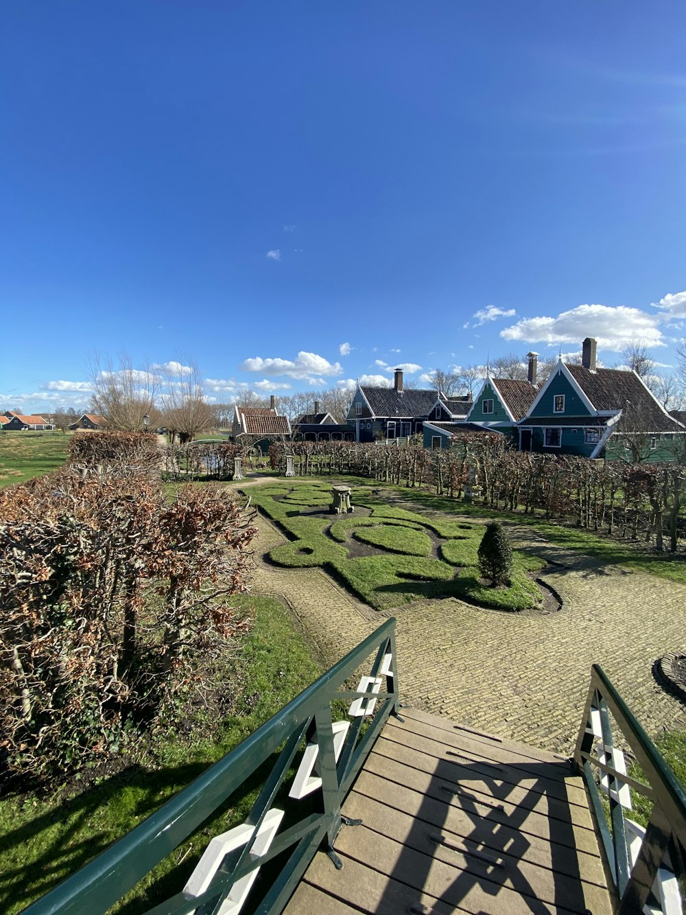 Una vista de una casa desde un puente