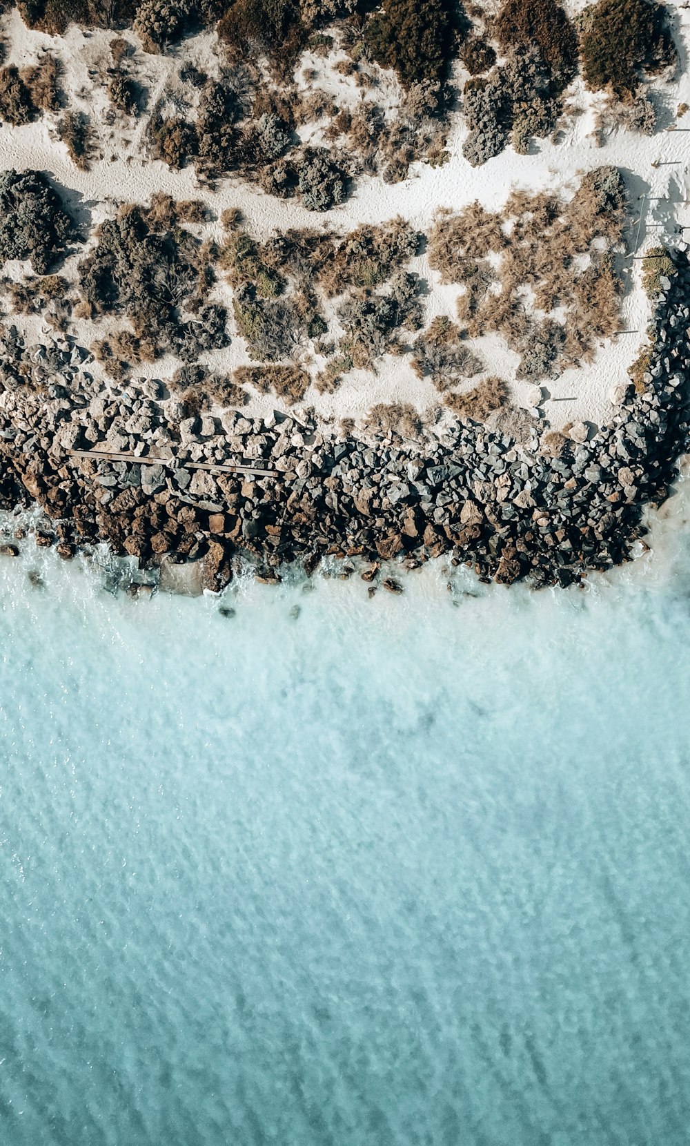 uma vista aérea de um corpo de água