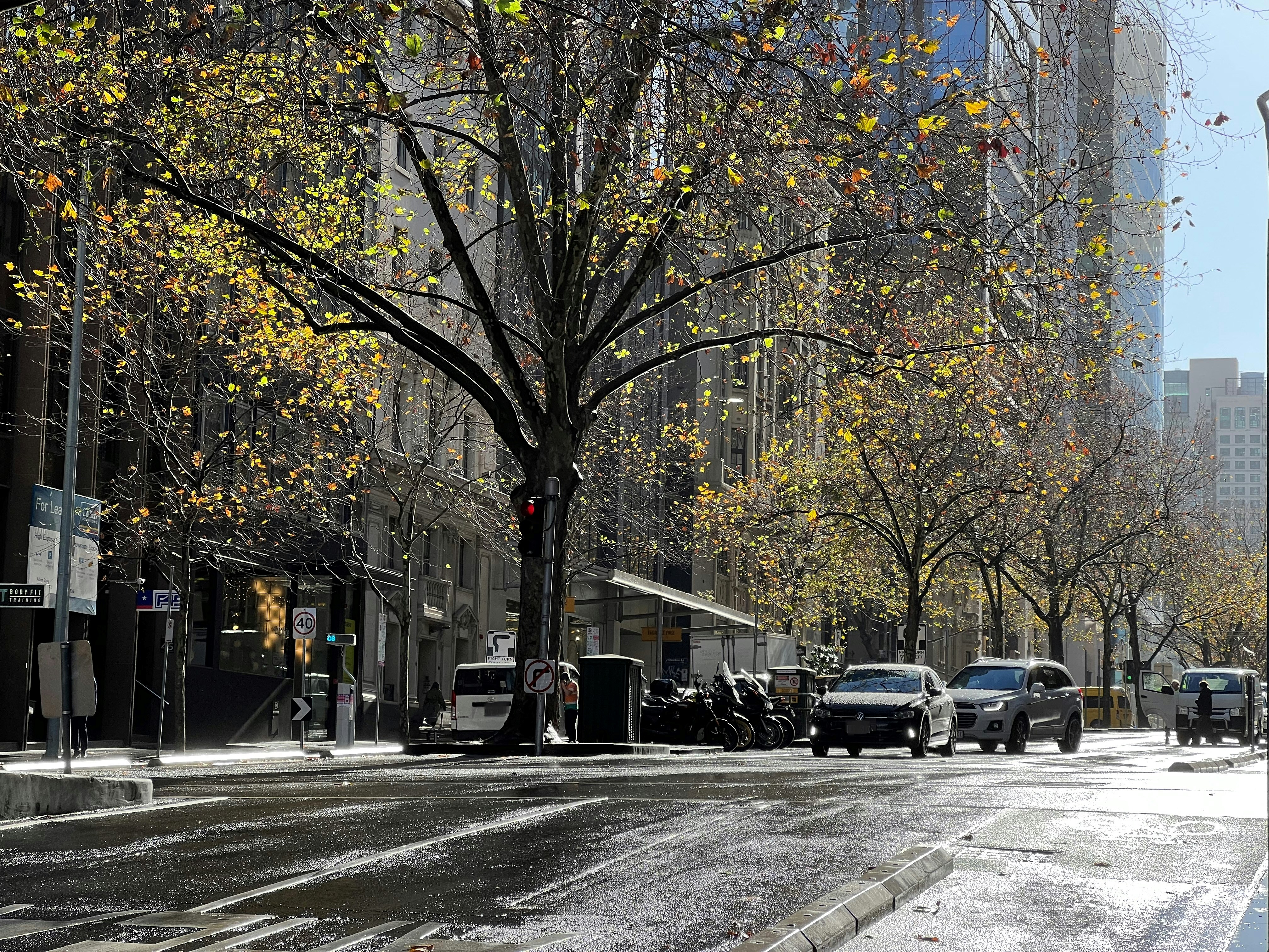 Une rue de la ville remplie de beaucoup de circulation à côté de grands immeubles