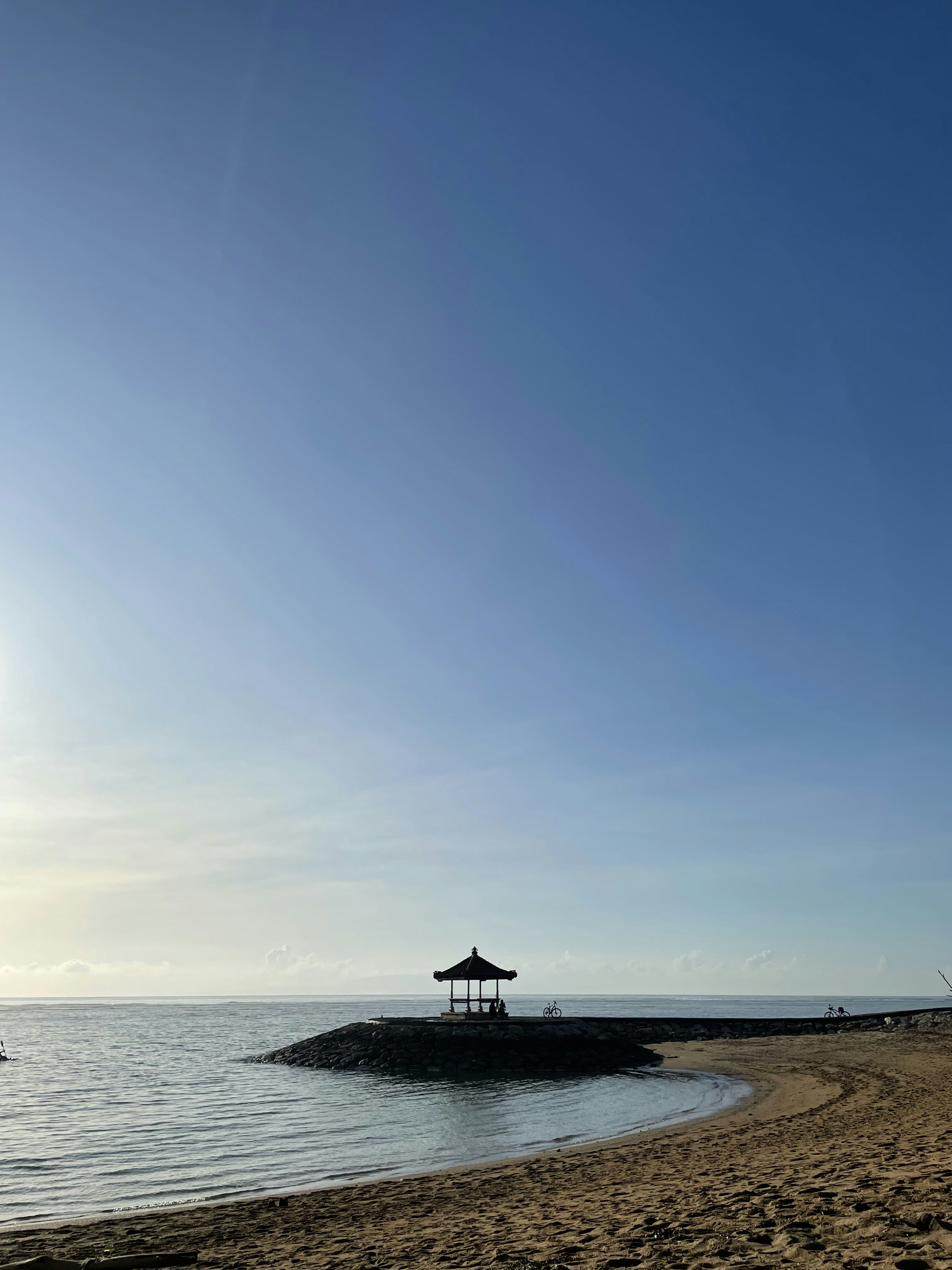 pantai dengan gazebo di hari yang cerah