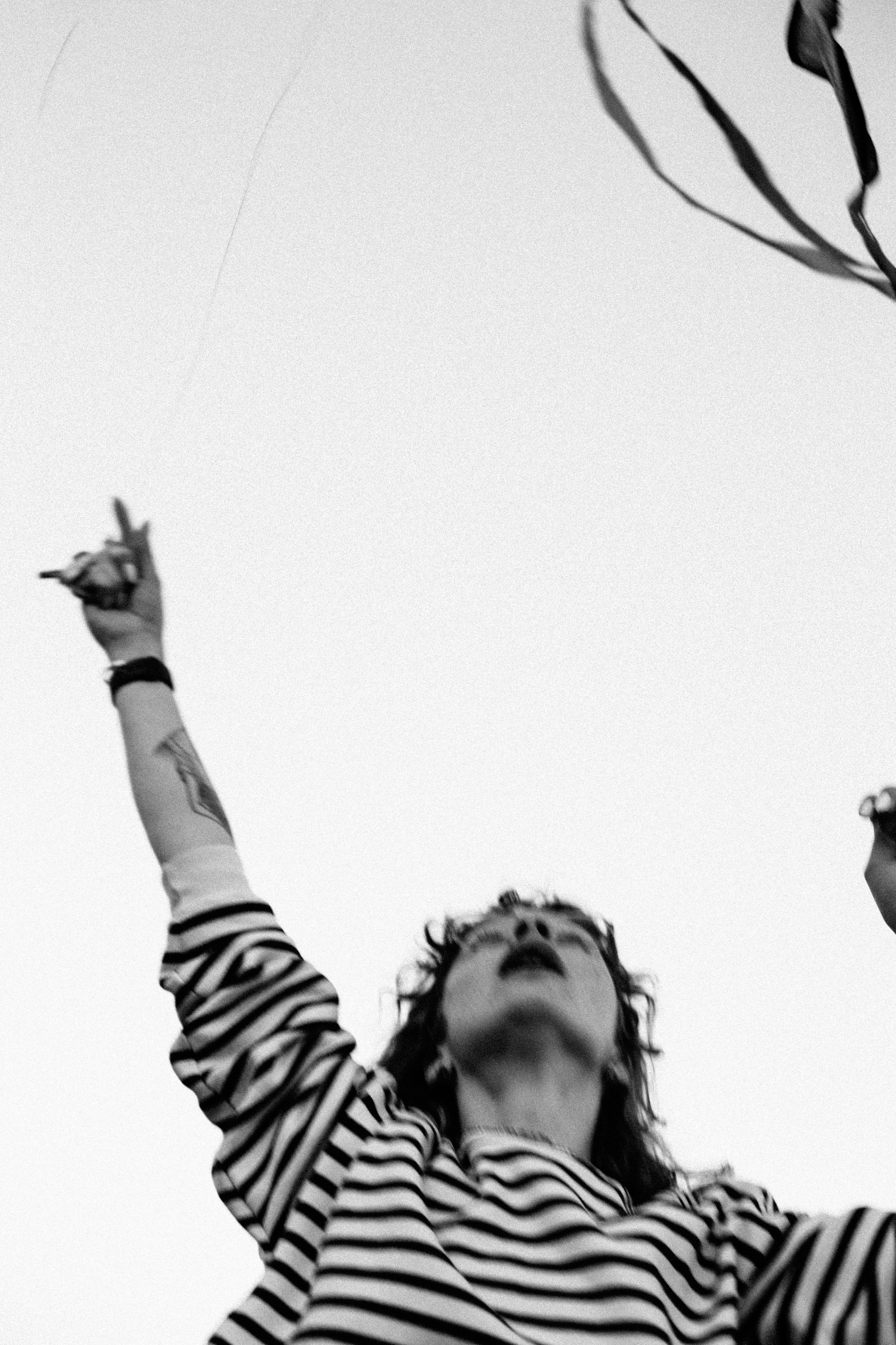 Uma mulher na camisa listrada voando uma pipa foto – Imagem grátis sobre  Garota na Unsplash, image size:3000x4500