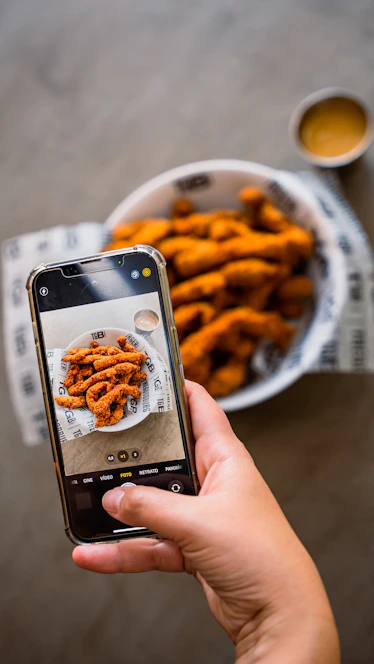 Smartphone mockup showing Cofre app scanning fried rice with AI food scanner interface.