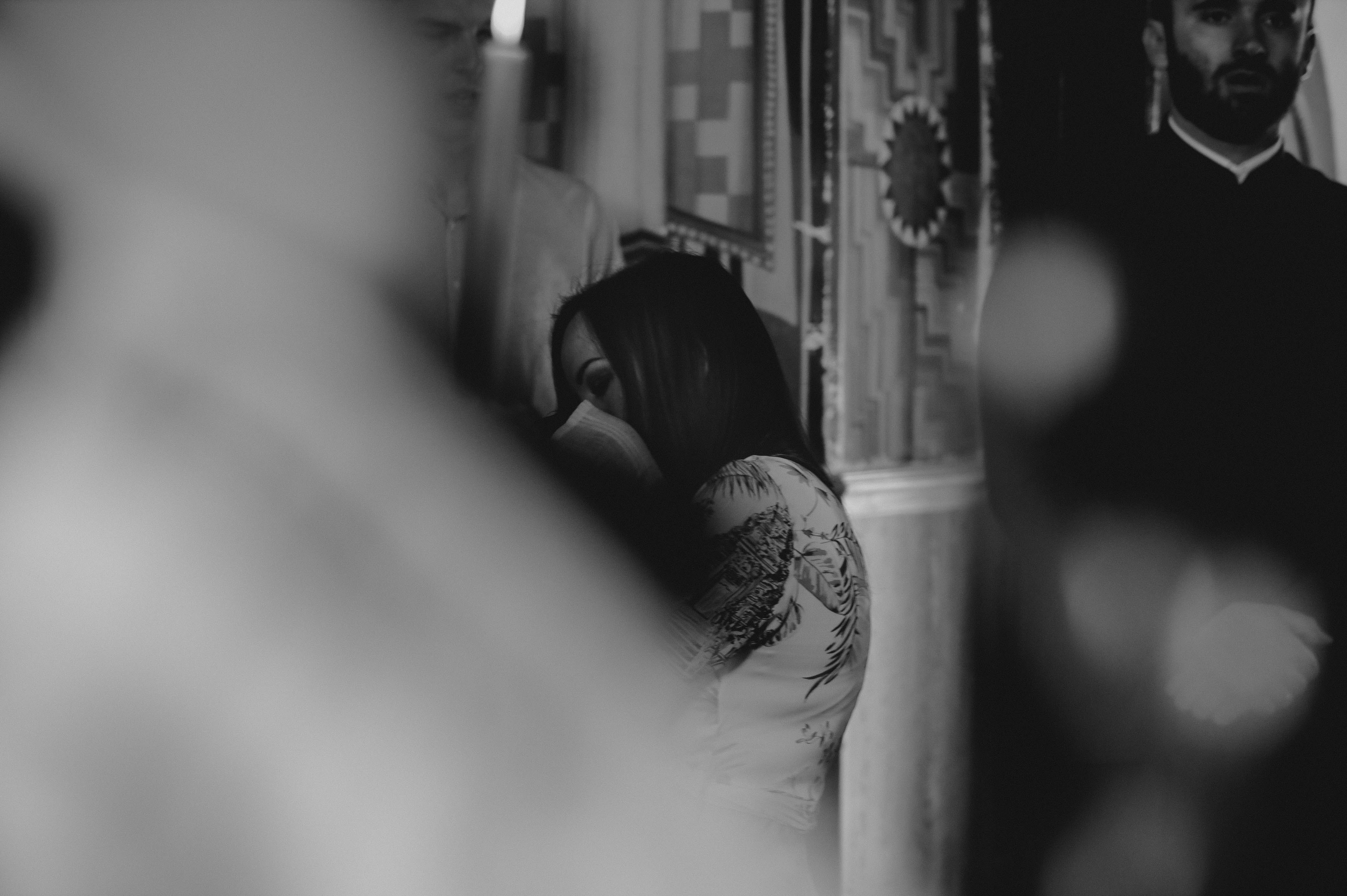 Derin düşüncelere dalmış, sevdiği kişinin kendisine karşı olan gerçek hislerini ve gizli duygularını anlamaya çalışan birinin merak dolu ve romantik portresi.