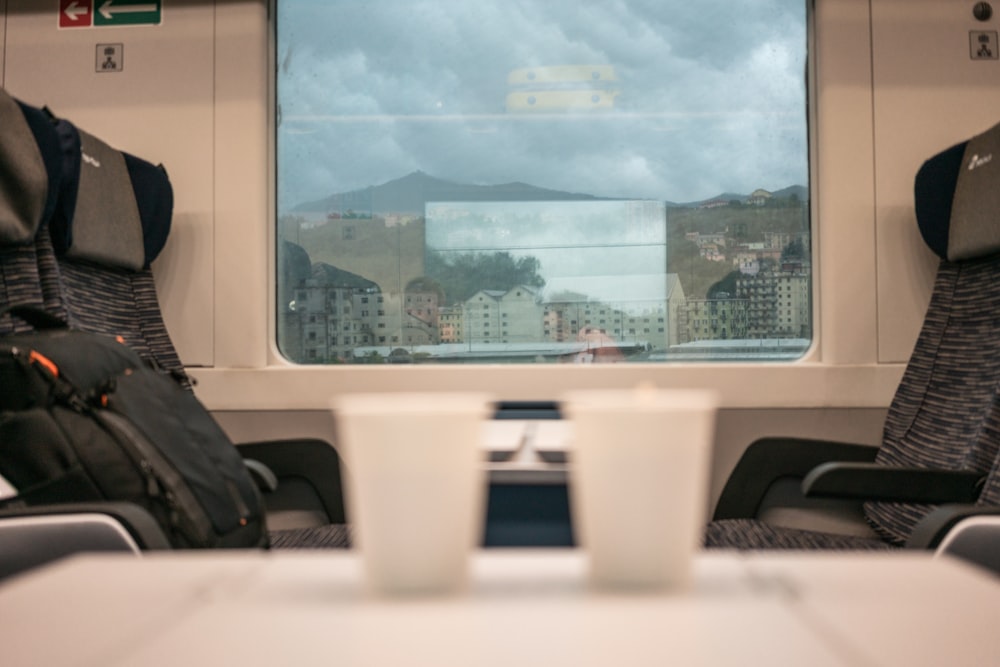 Una vista de una ciudad a través de la ventana de un tren