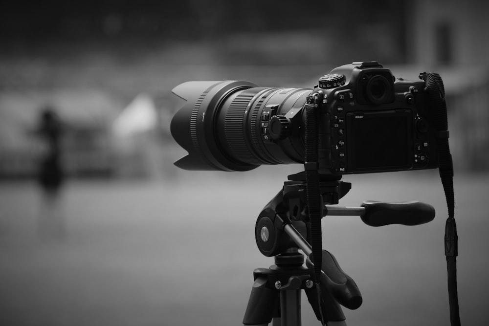 Una foto en blanco y negro de una cámara en un trípode