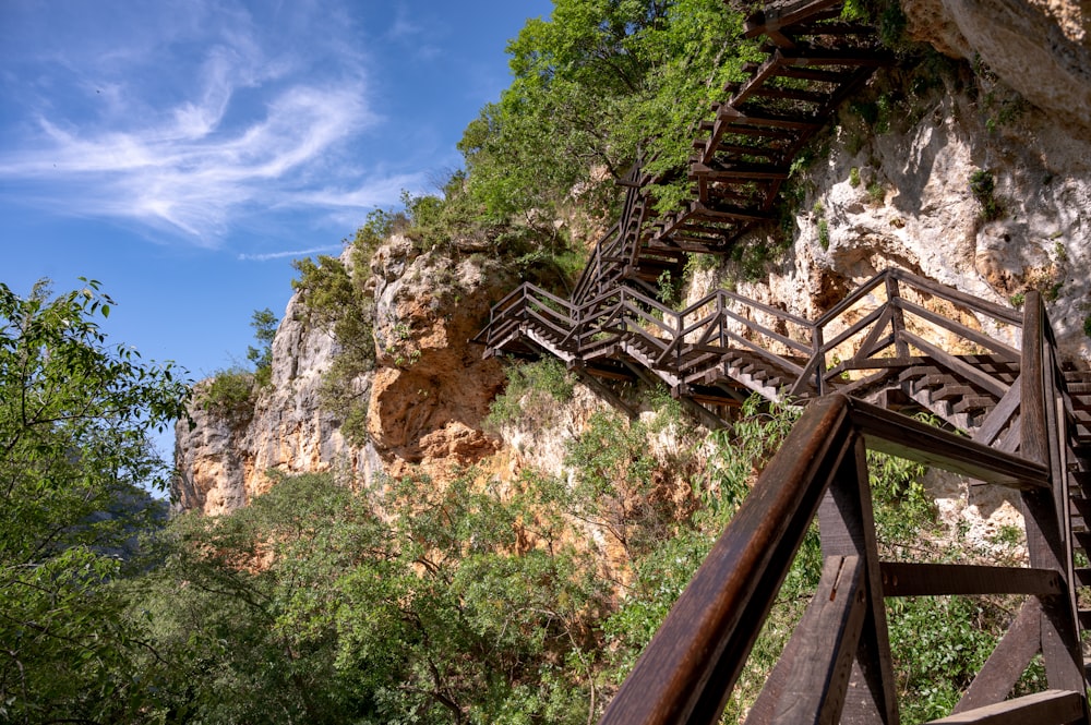 eine Treppe, die zu einer Klippe führt