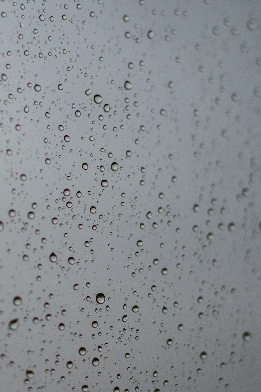 Gotas de lluvia en una ventana con un fondo de cielo