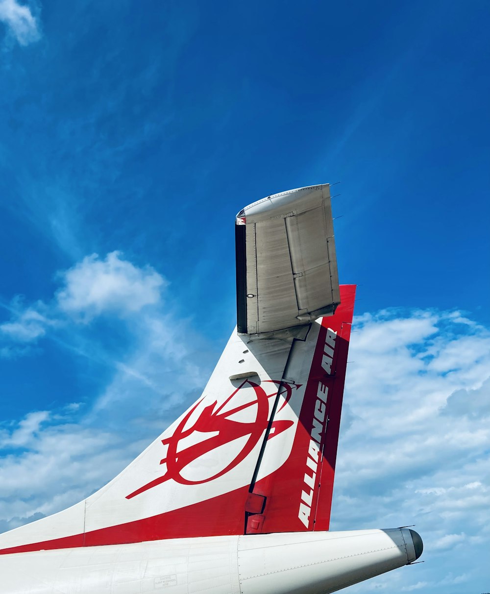 空の背景を持つ飛行機の尾端