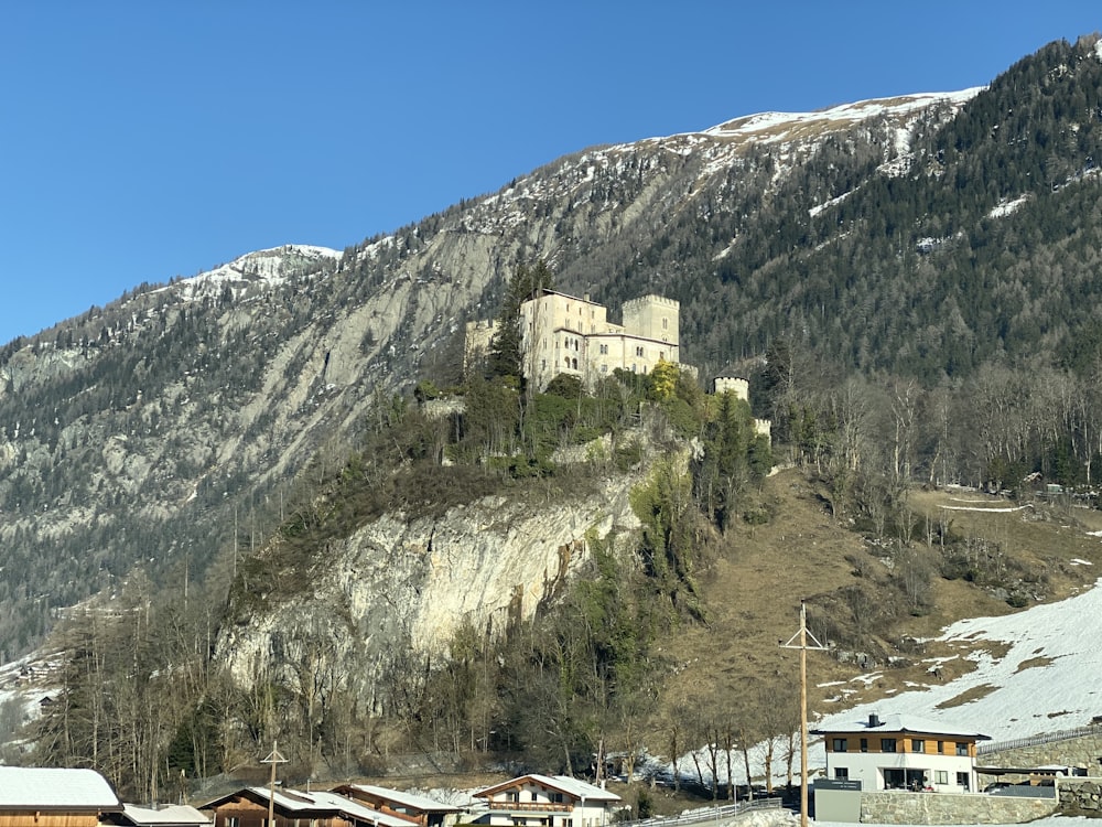 Un castillo sentado en la cima de una montaña cubierta de nieve