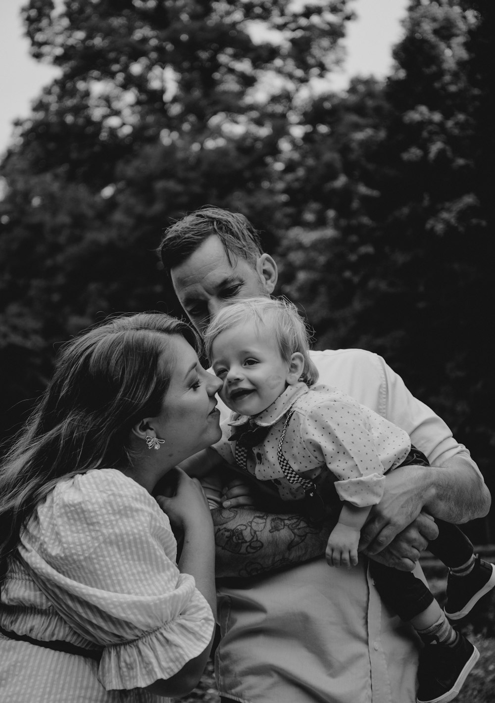 une photo en noir et blanc d’un homme tenant un bébé