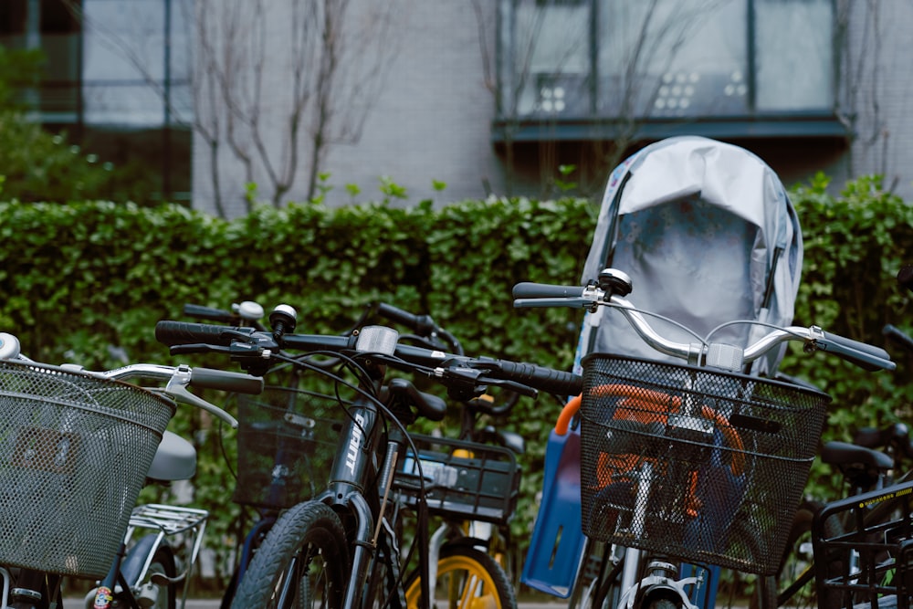 um par de bicicletas estacionadas uma ao lado da outra