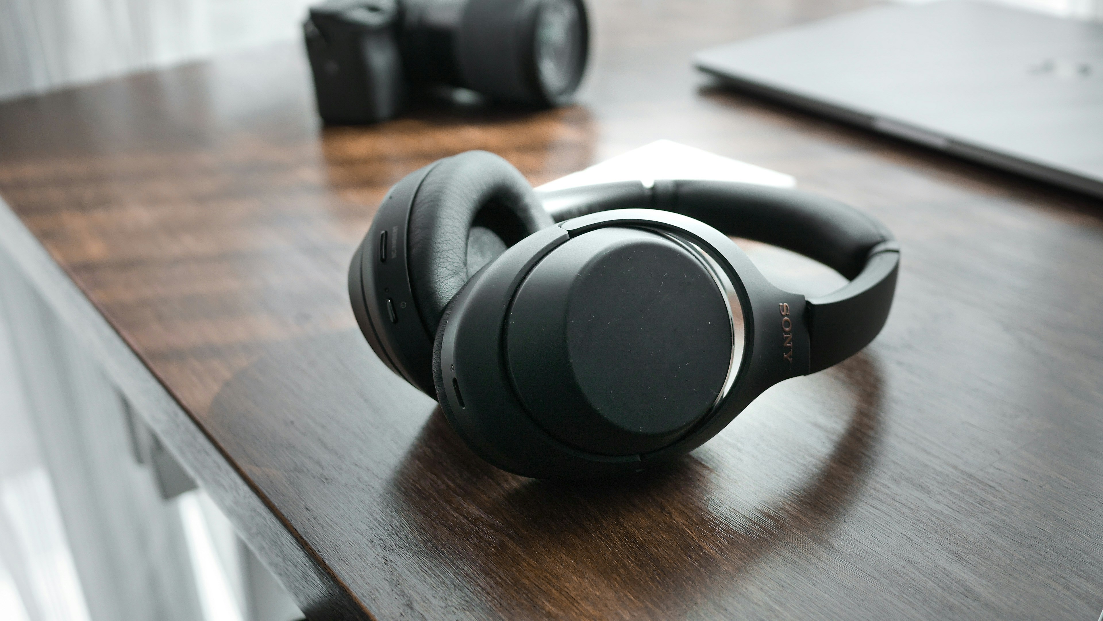 un paio di cuffie sedute sopra un tavolo di legno