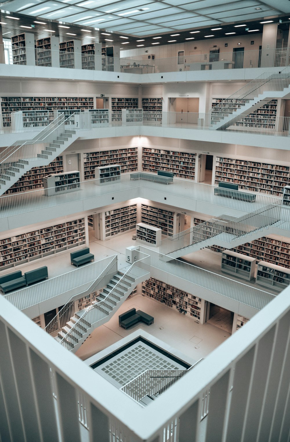 uma grande sala cheia de muitos livros