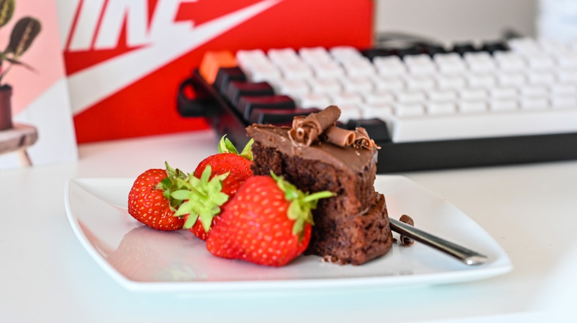 お祝いのケーキとイチゴが並ぶデスク