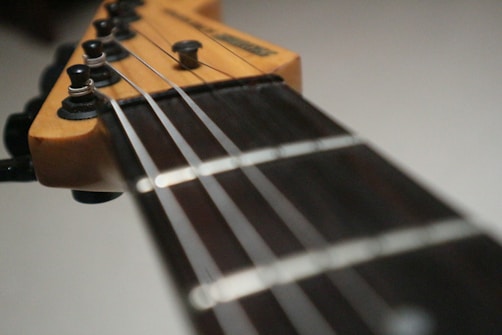 Tune your guitar online - guitar lesson for beginners