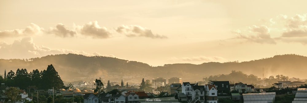 uma vista de uma cidade com montanhas ao fundo