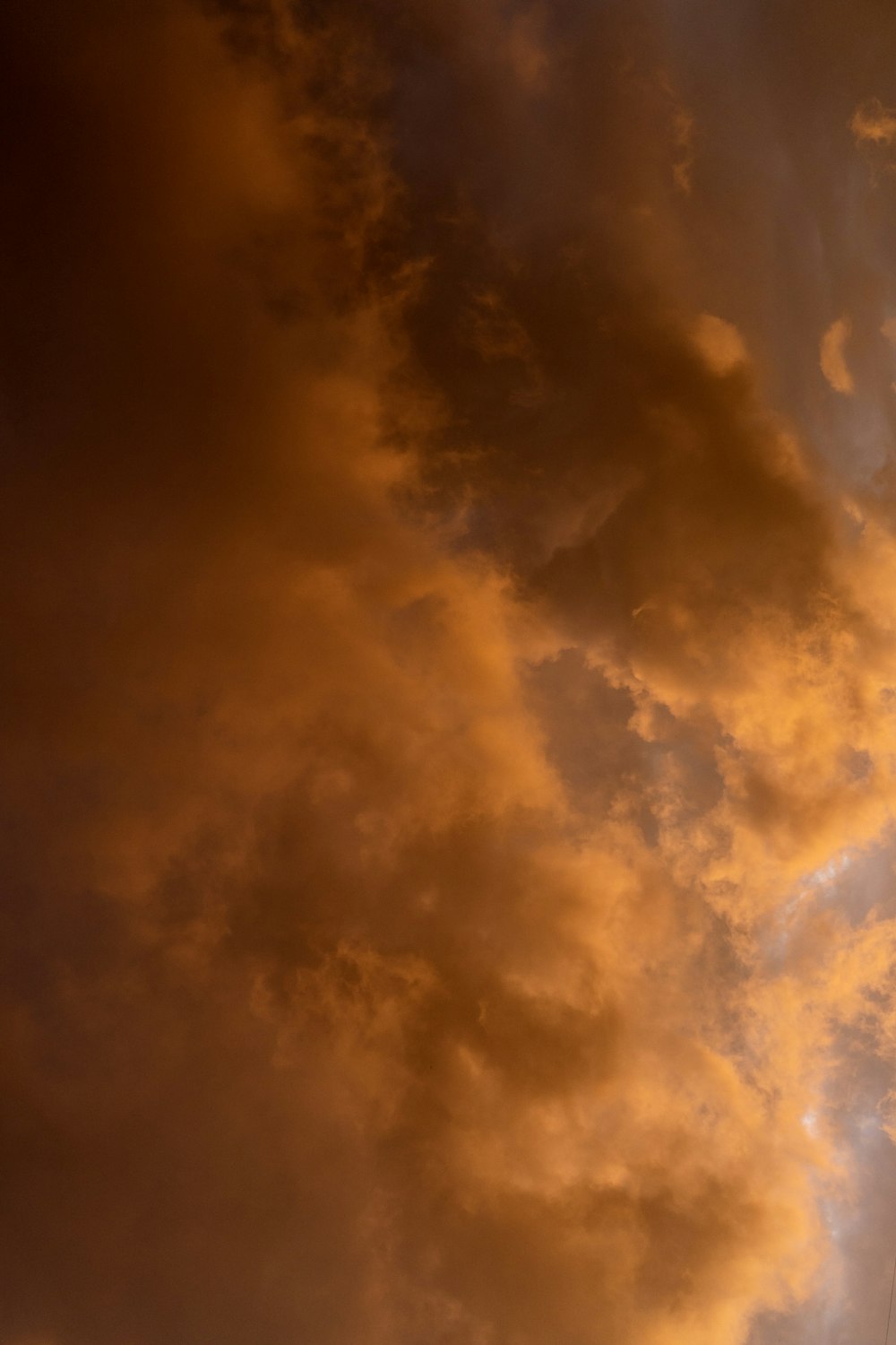 Ein Flugzeug, das bei Sonnenuntergang durch einen bewölkten Himmel fliegt